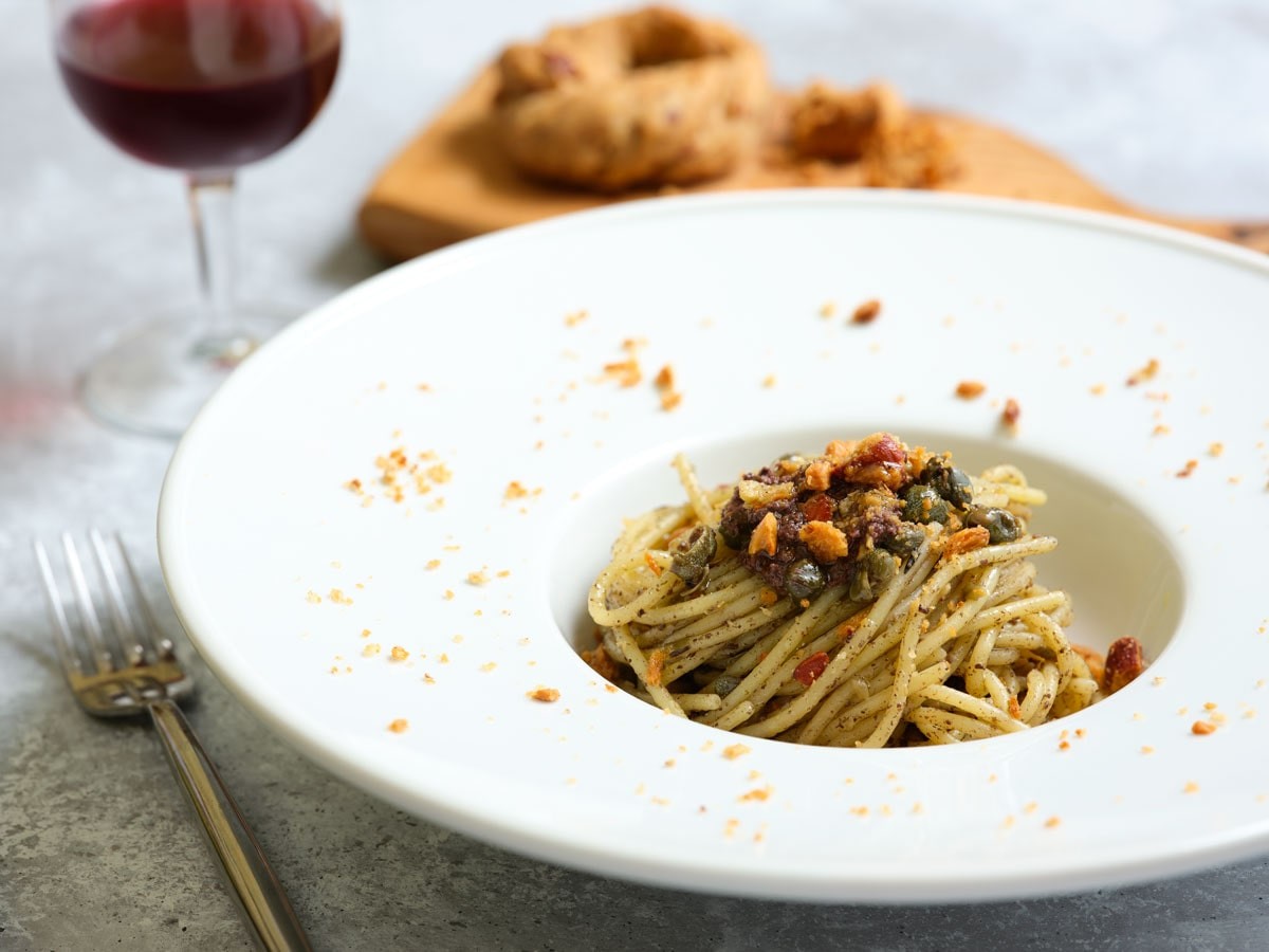 Spaghetti with white puttanesca